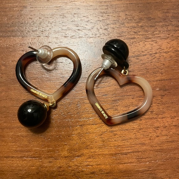 Black and Tortoiseshell Heart Earrings - Picture 2 of 3